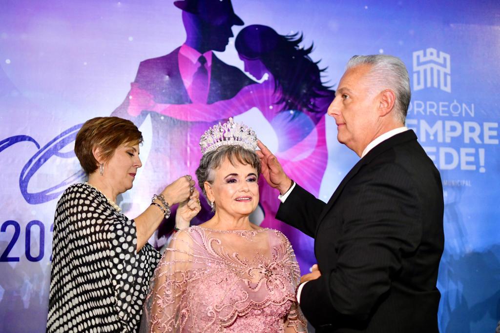 Román Alberto Cepeda González corona a la reina y a las princesas de los adultos mayores de Torreón