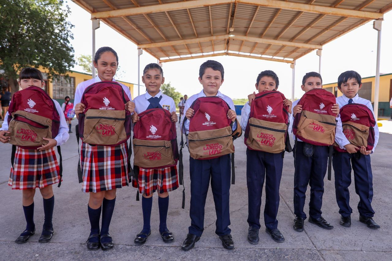Agradecen docentes y padres de familia de NLD apoyo de uniformes, mochilas y útiles escolares