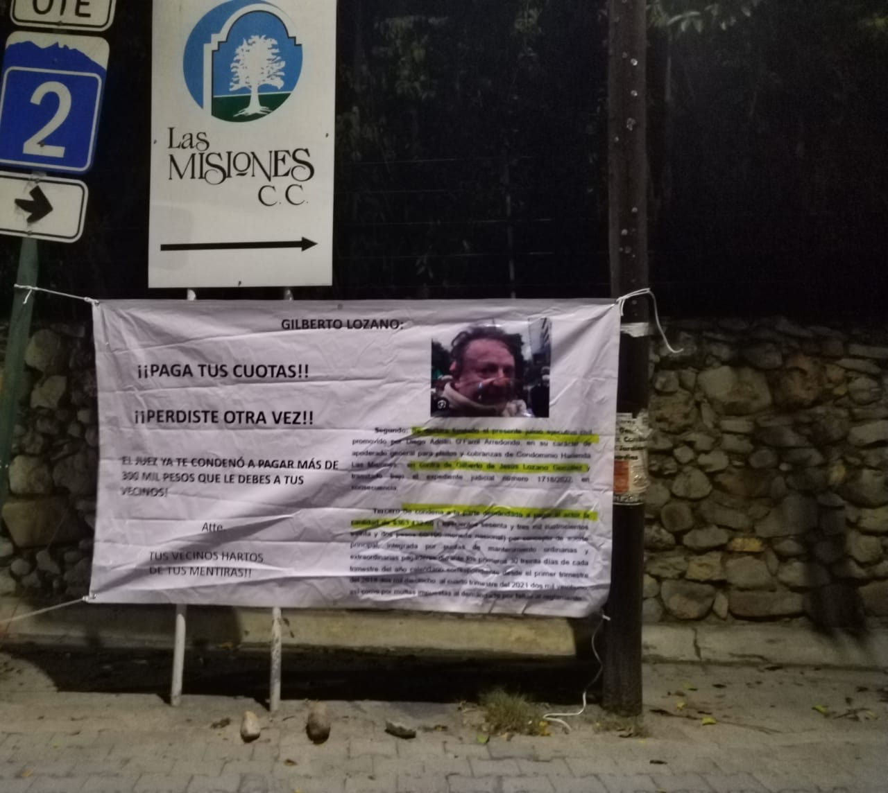 Vecinos ‘balconean’ a Gilberto Lozano por deuda de 300 mil en cuotas de mantenimiento
