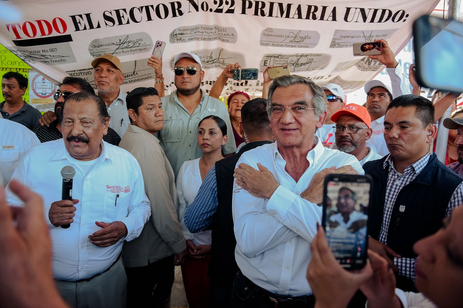 Américo Villarreal acude a dialogar con las y los maestros; les pide reanudar las clases