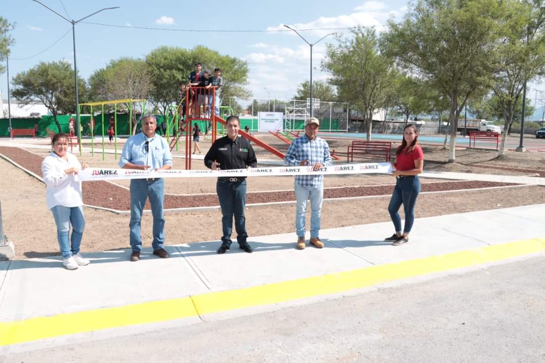 Entrega Paco Treviño a familias una nuevo plaza pública