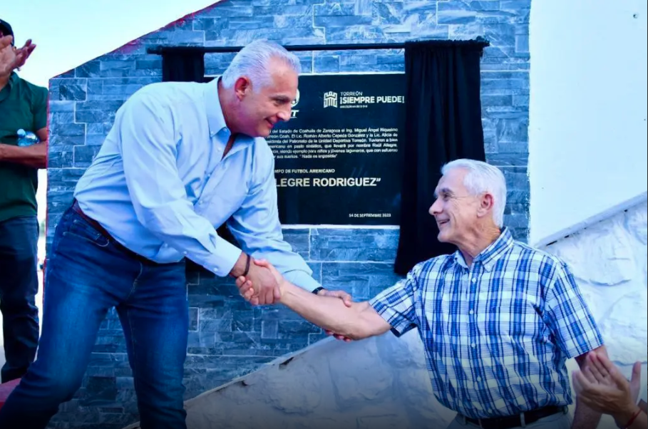 Román Alberto Cepeda González inaugura nuevo campo de fútbol americano en la Unidad Deportiva Torreón