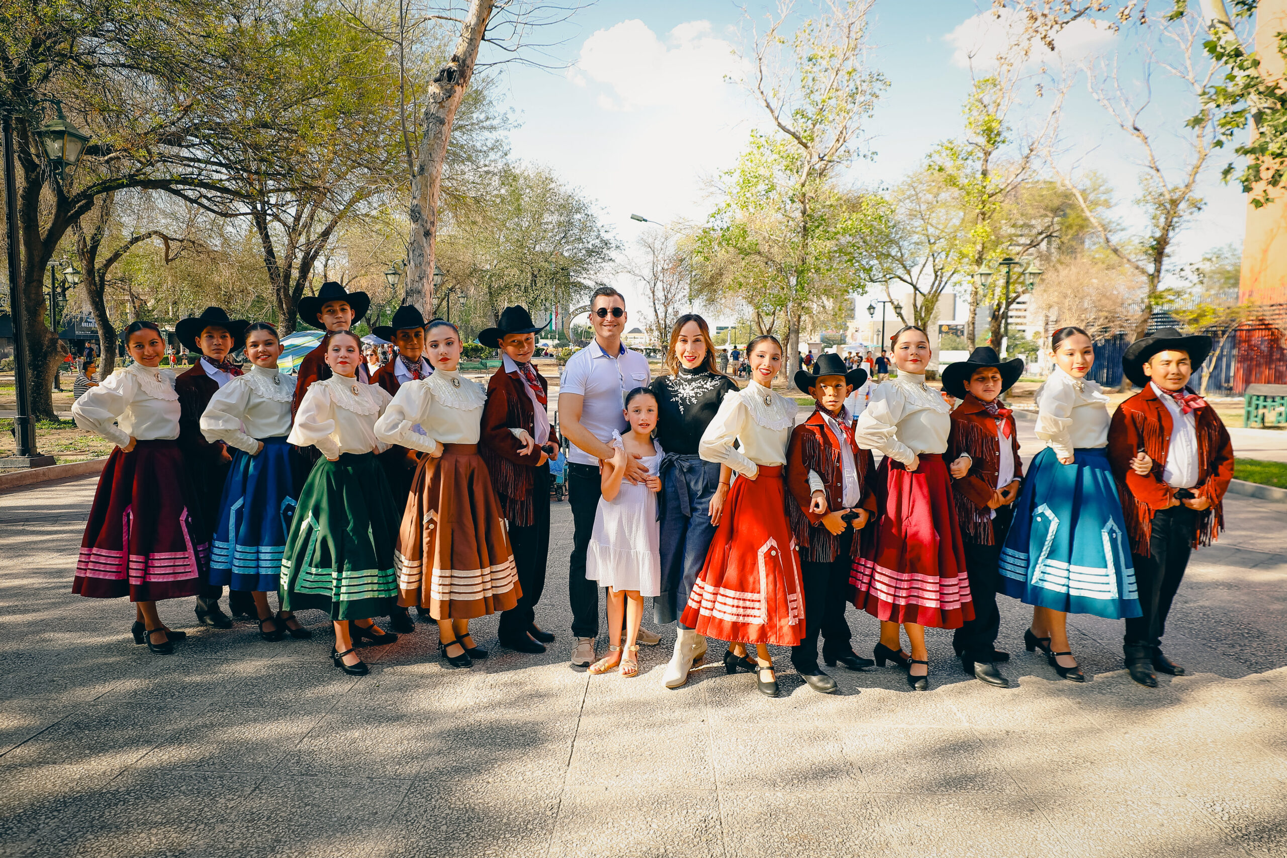 Participan mil personas en baile folklórico masiva por el aniversario de Monterrey