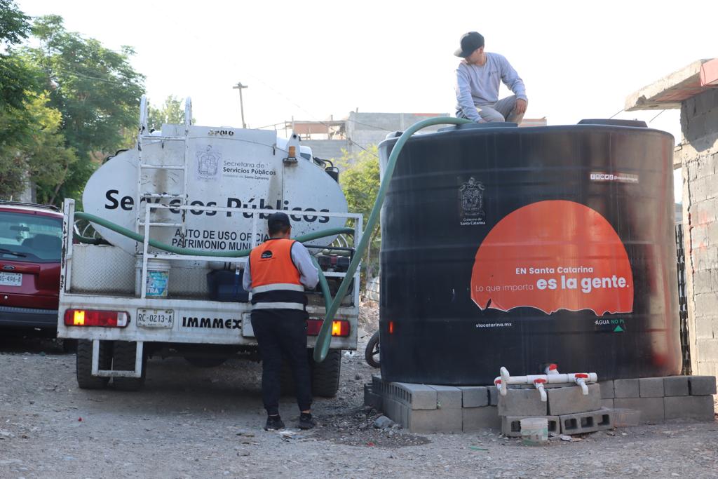 Activan más pipas para surtir tanques en Santa Catarina frente escasez de agua