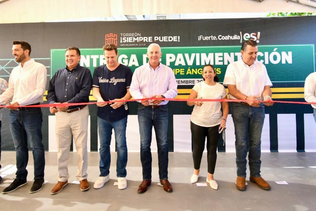 Román Alberto Cepeda González entrega obra de pavimentación en colonia Felipe Ángeles en Torreón