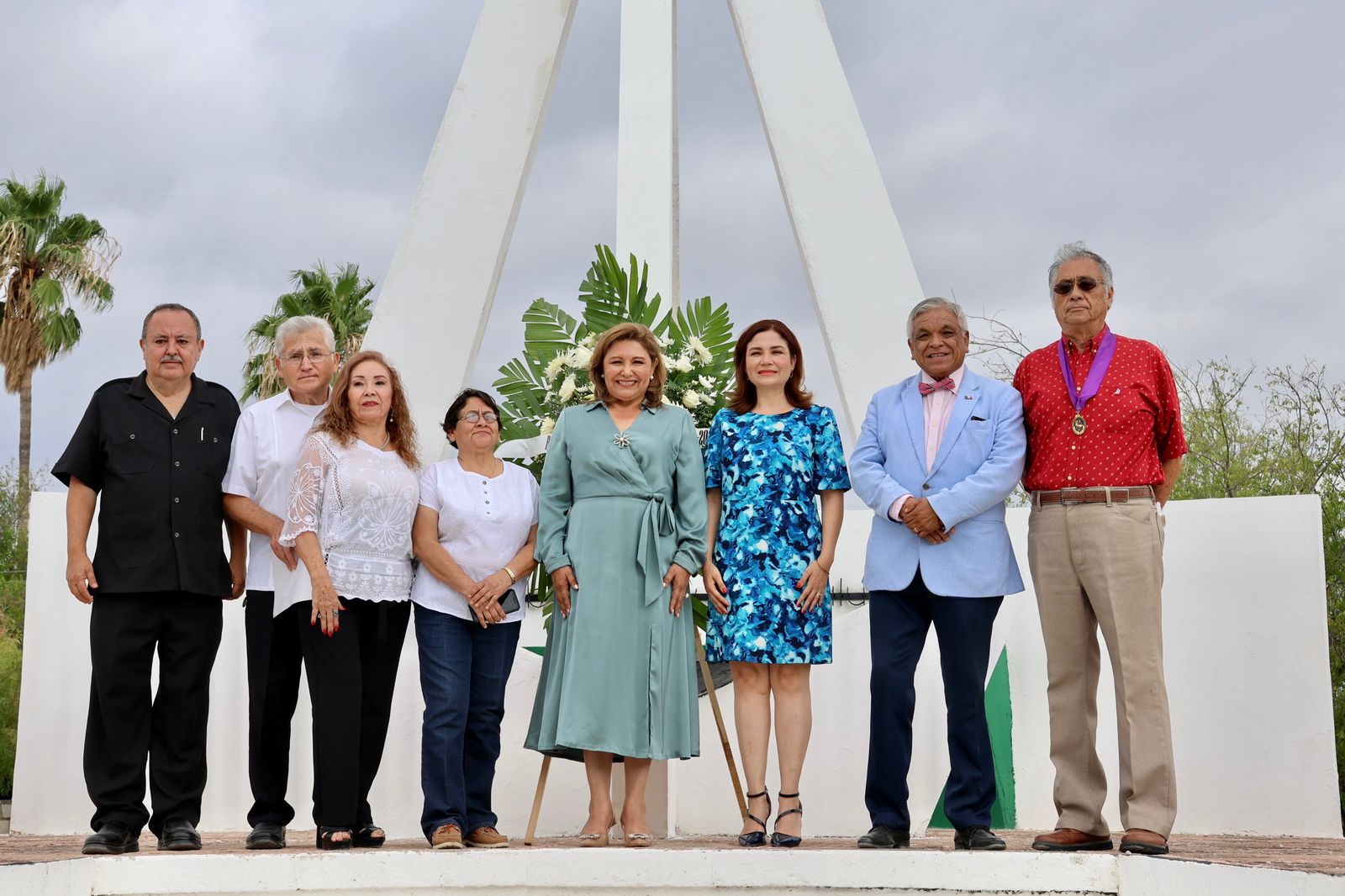 Asiste Diana Haro a ceremonia de los hombres y mujeres ilustres