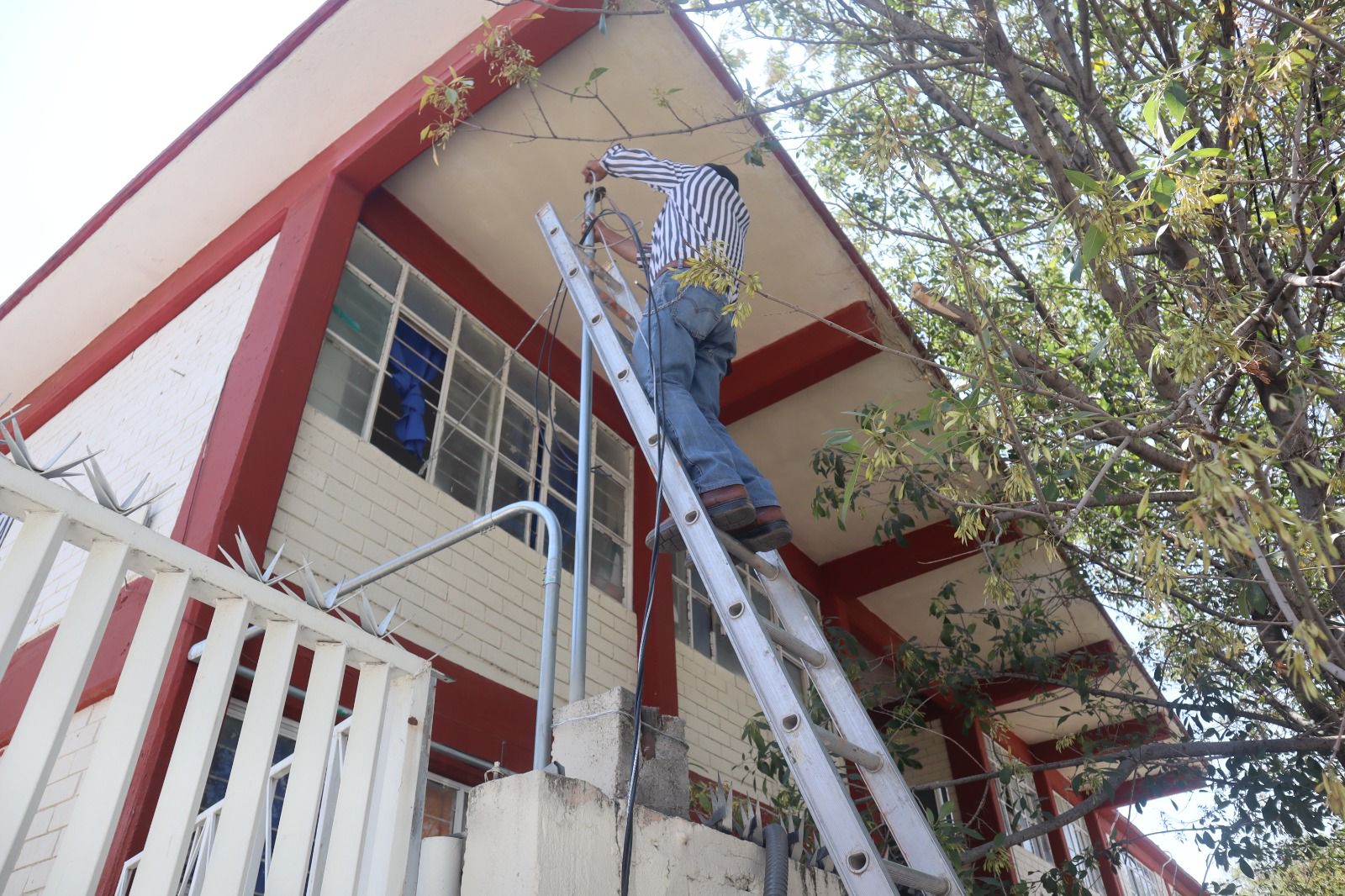 Soluciona Nava falta de electricidad en escuela de La Fama