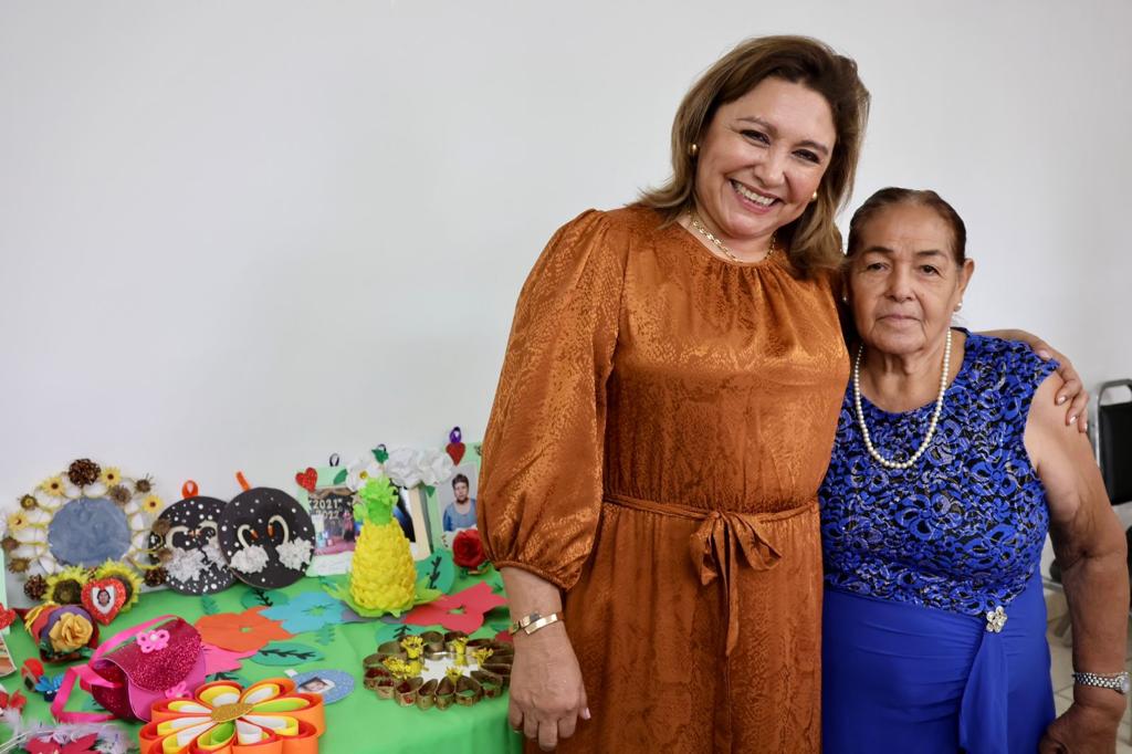 Convive alcaldesa Diana Haro con adultos mayores de la Esfera Ciudadana en Villa de Agujita