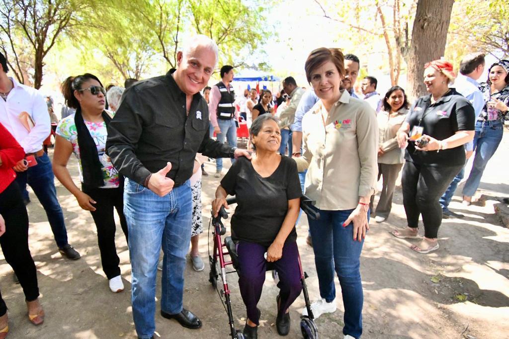 Román Alberto Cepeda González encabeza brigada de servicios en el ejido Ana