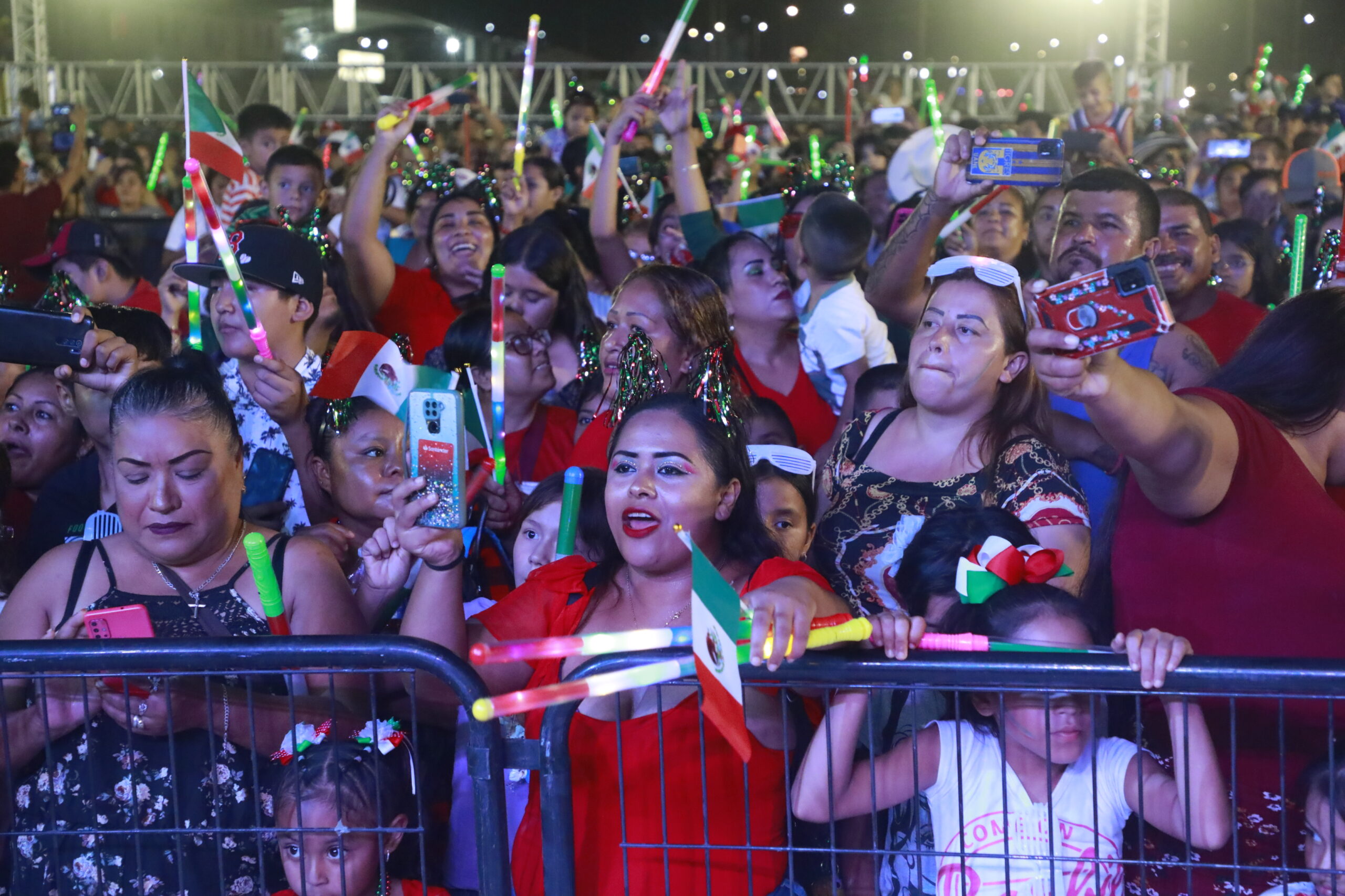 Dos gritos, una noche; Escobedo vibra al Grito de !Viva México!