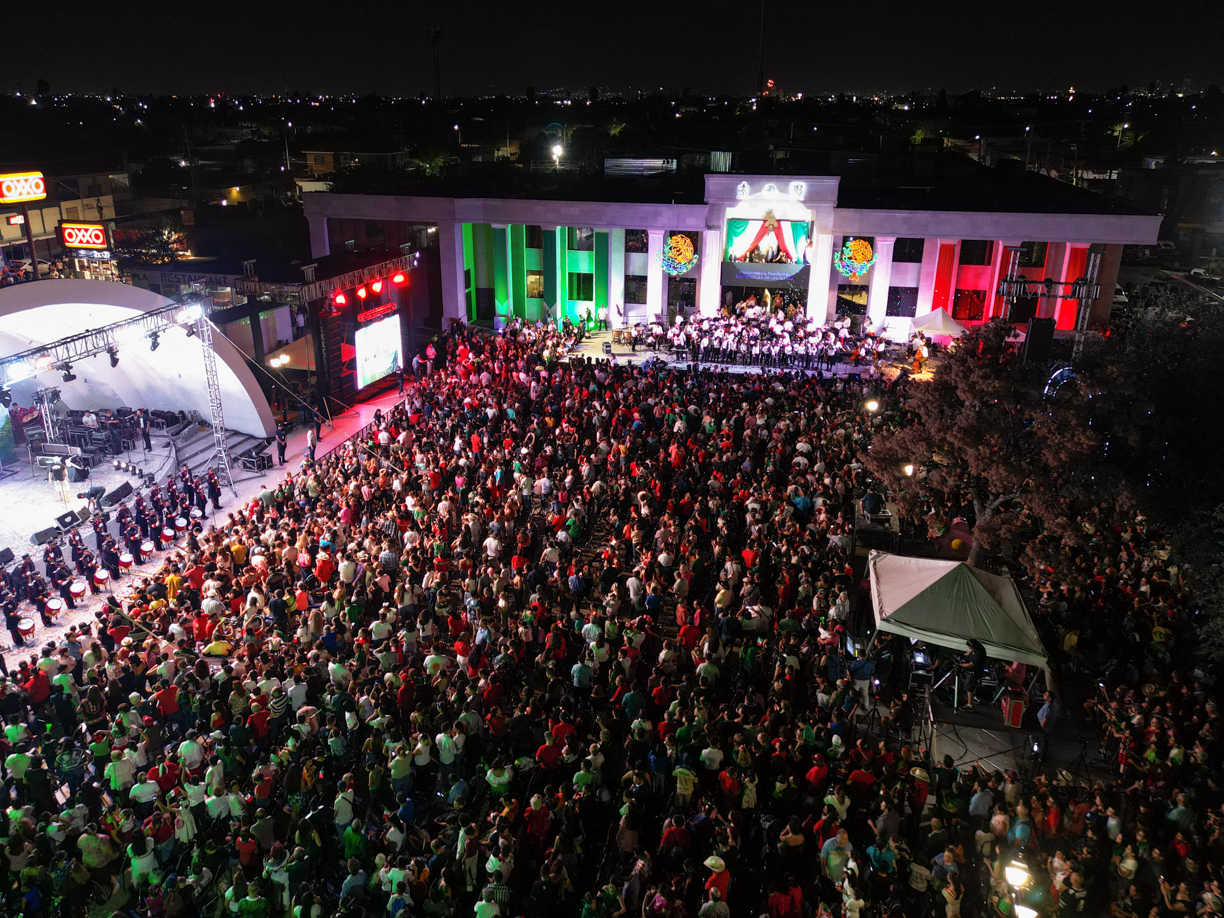 Celebran miles de nicolaítas Día de la Independencia