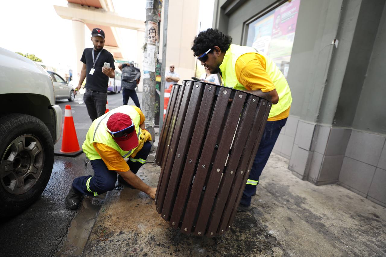 Instala Monterrey nuevos contenedores de basura de la zona Centro