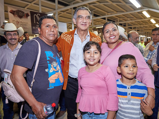 Entregan ganaderos a Américo Villarreal donativo con causa para el DIF Tamaulipas