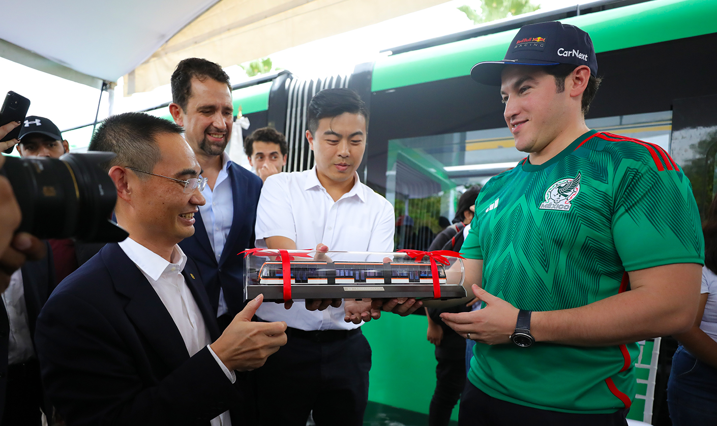Develan vehículos DRT para Línea 5 del metro; la electromovilidad avanza en Nuevo León