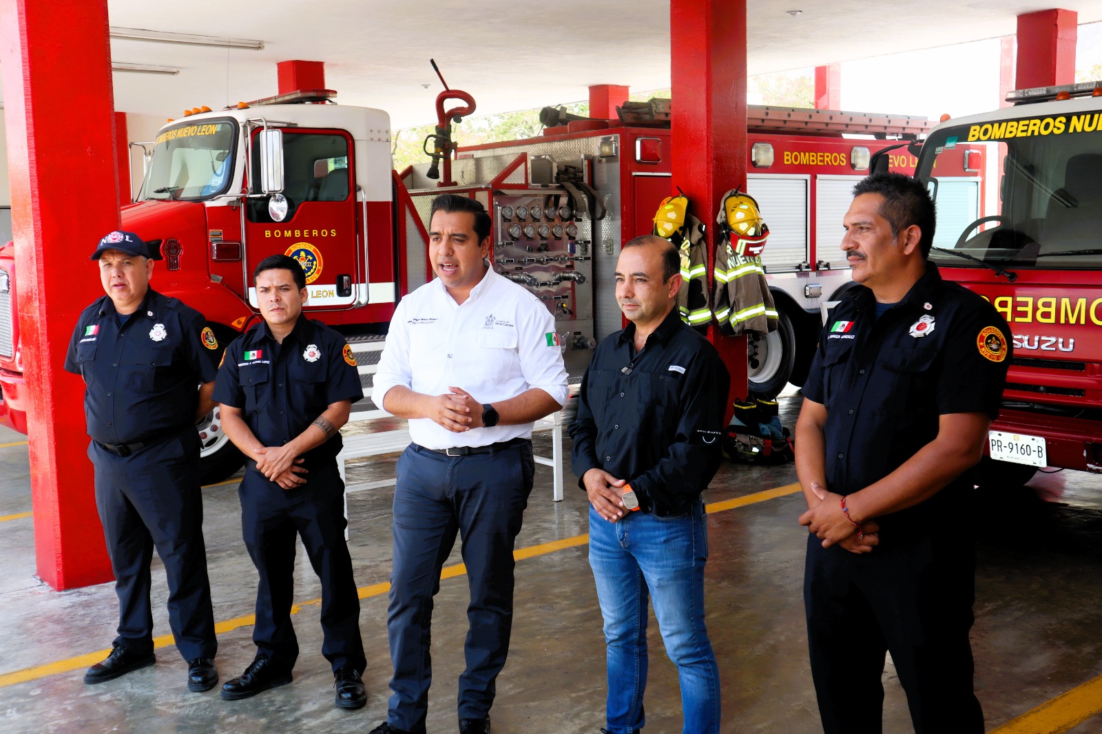 Cumple Jesús Nava con pago inicial de dos millones a bomberos de Santa Catarina