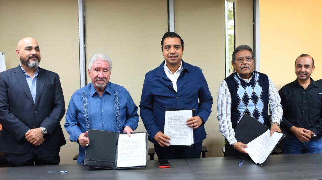 Elevan salario a burócratas de SC con firma de contrato colectivo