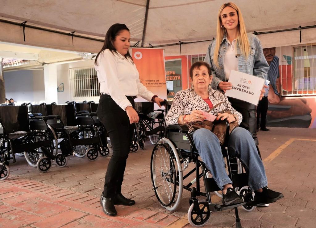 Entrega Paola García aparatos de movilidad en Santa Catarina