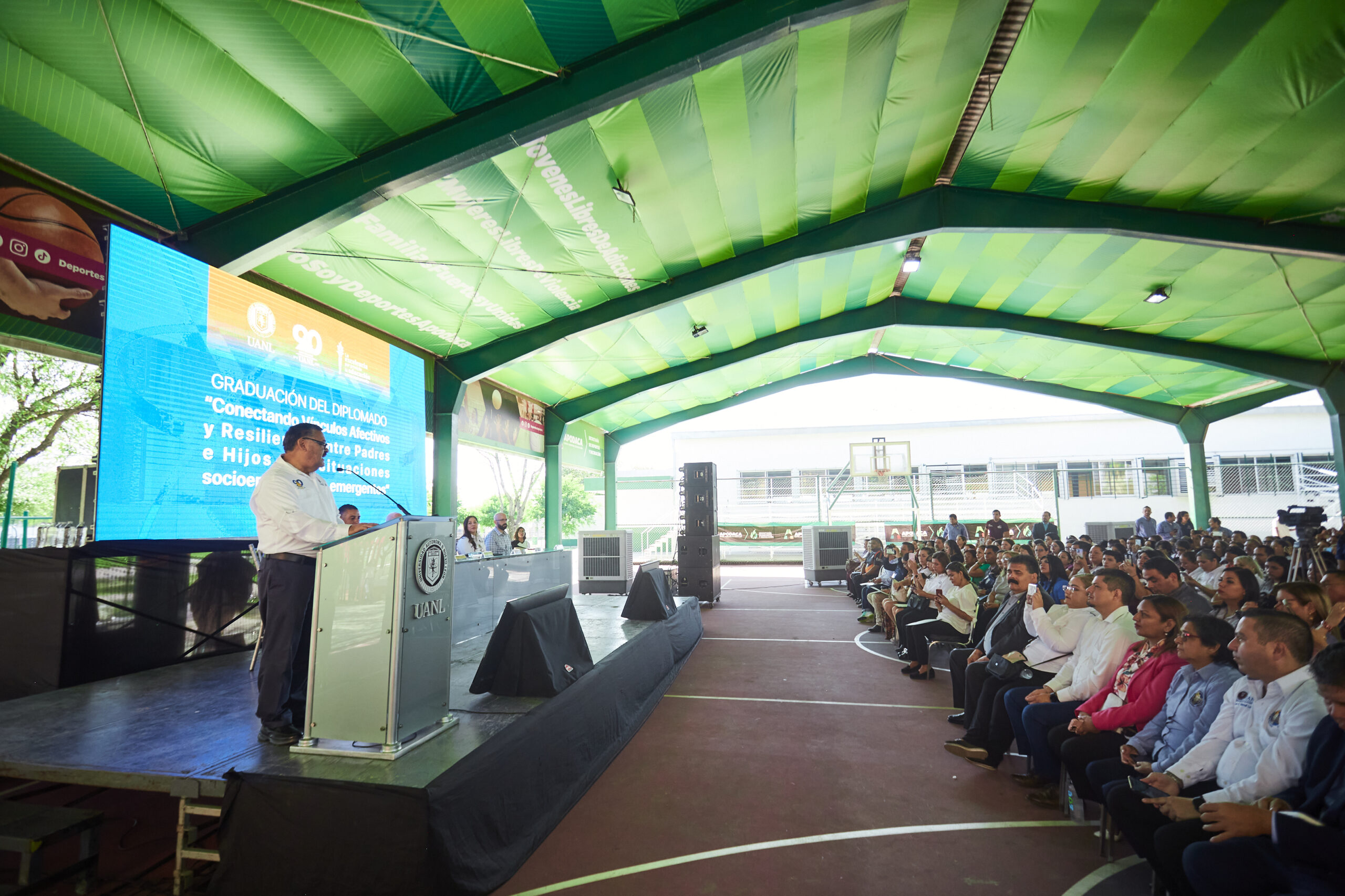 Refuerza diplomado de UANL vínculos afectivos de familias universitarias