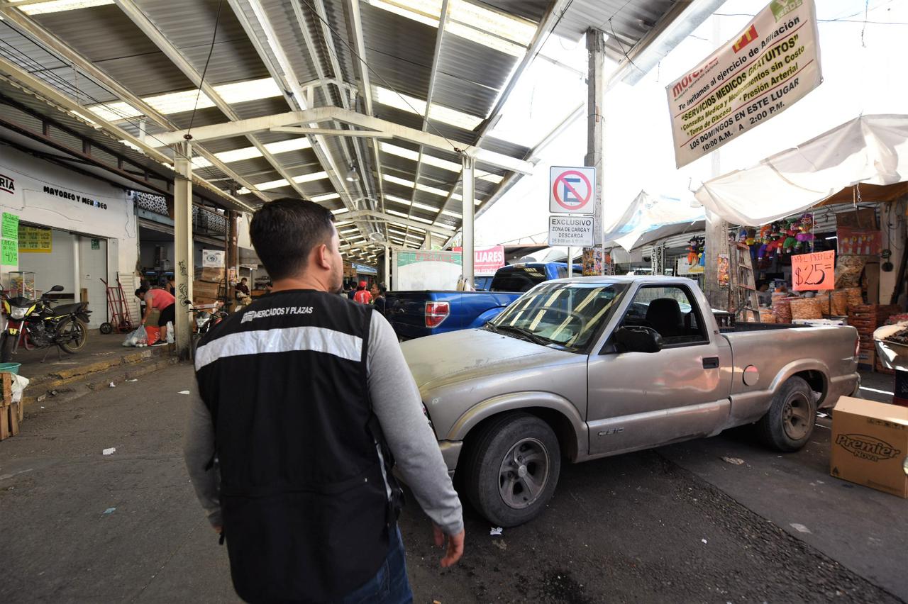 Avanza Torreón en instalación de señalética en el Mercado Alianza