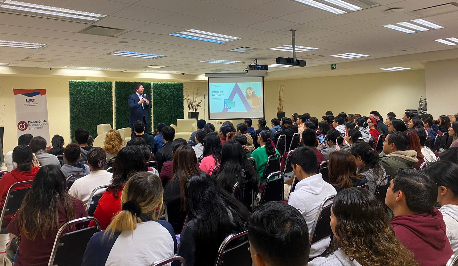 Imparte UAT talleres de educación financiera para estudiantes