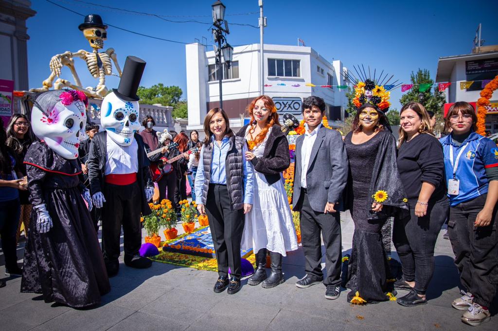 Honra Guadalupe a “Chabelo” con altar de muertos