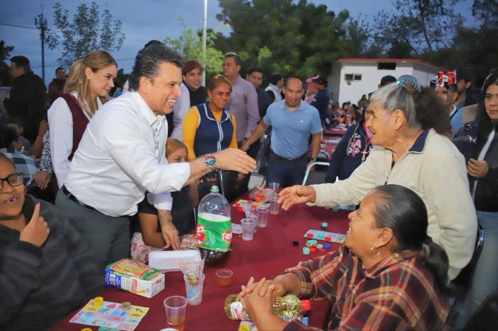 Disfrutan de tarde familiar y servicios en la Echeverría