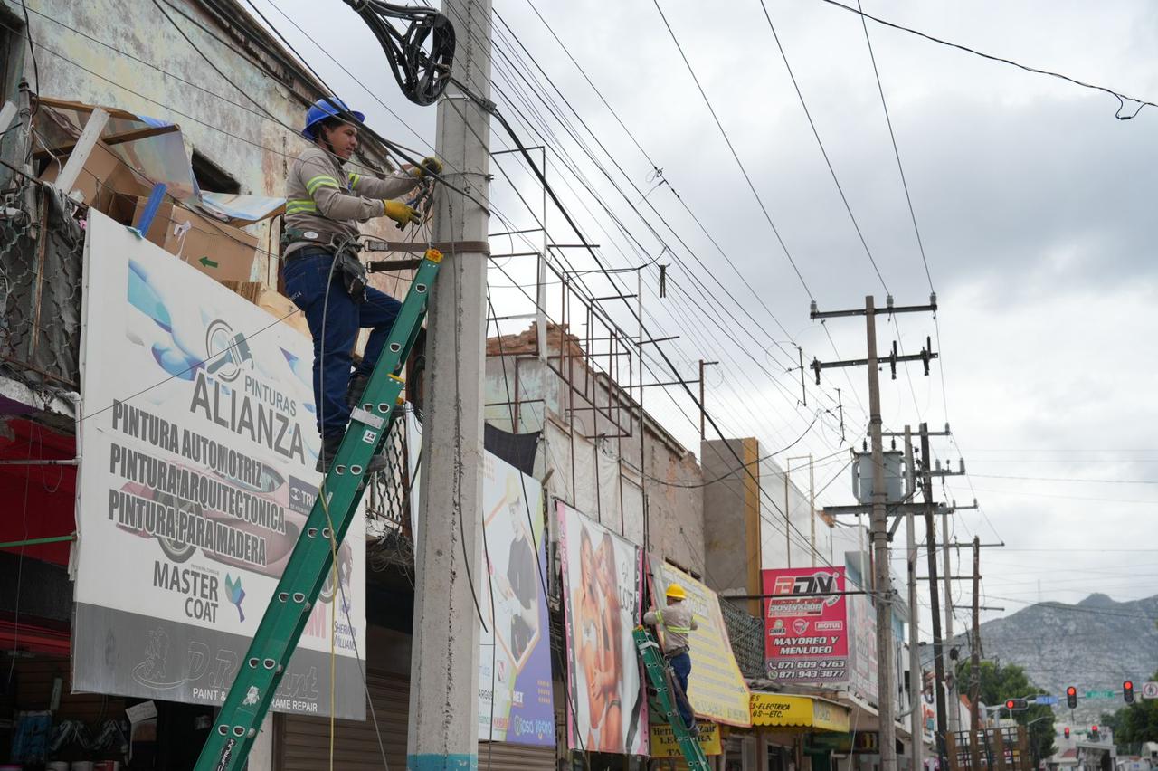 Torreón supervisa el retiro de cableado en desuso de las compañías de comunicación
