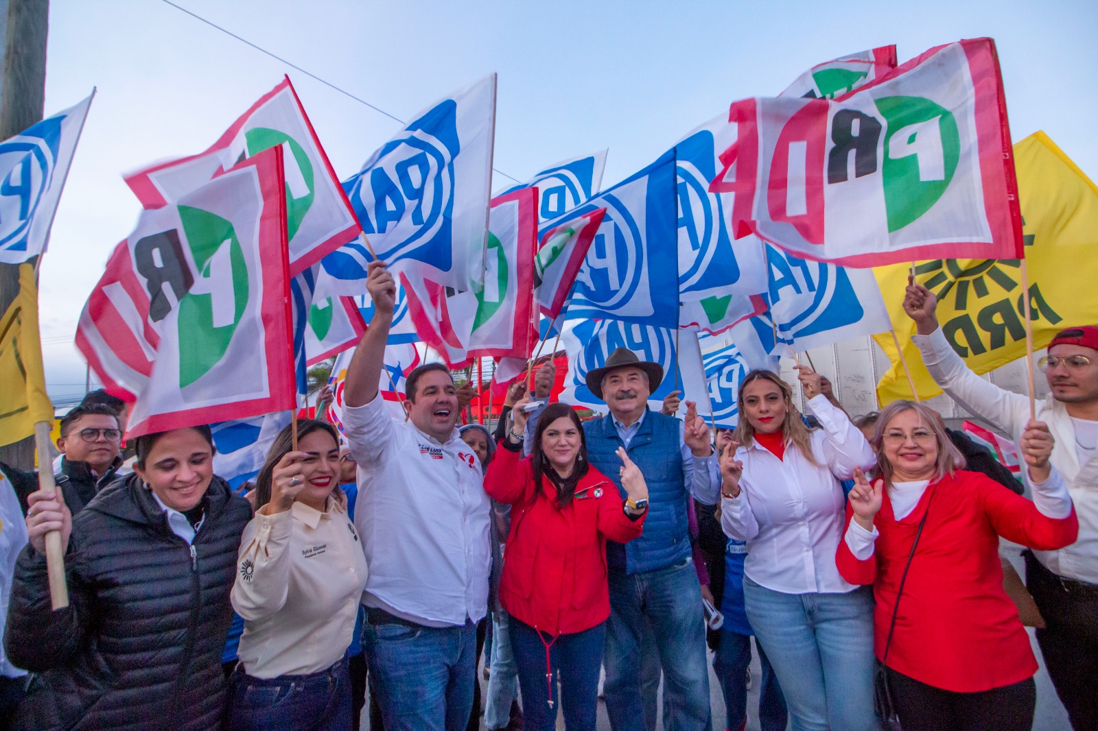 Legisladores federales del PRI y PAN realizan en Guadalupe volanteo en apoyo a Xóchitl Gálvez