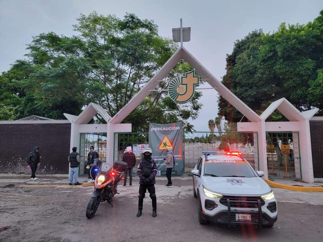 Despliegan agentes de vialidad en panteones y áreas con venta de flores