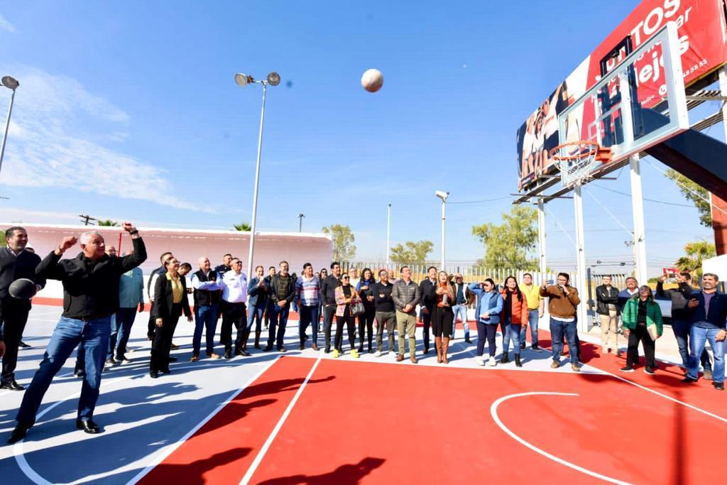 Román Alberto Cepeda González entrega tres canchas de básquetbol rehabilitadas en la Unidad Deportiva Torreón