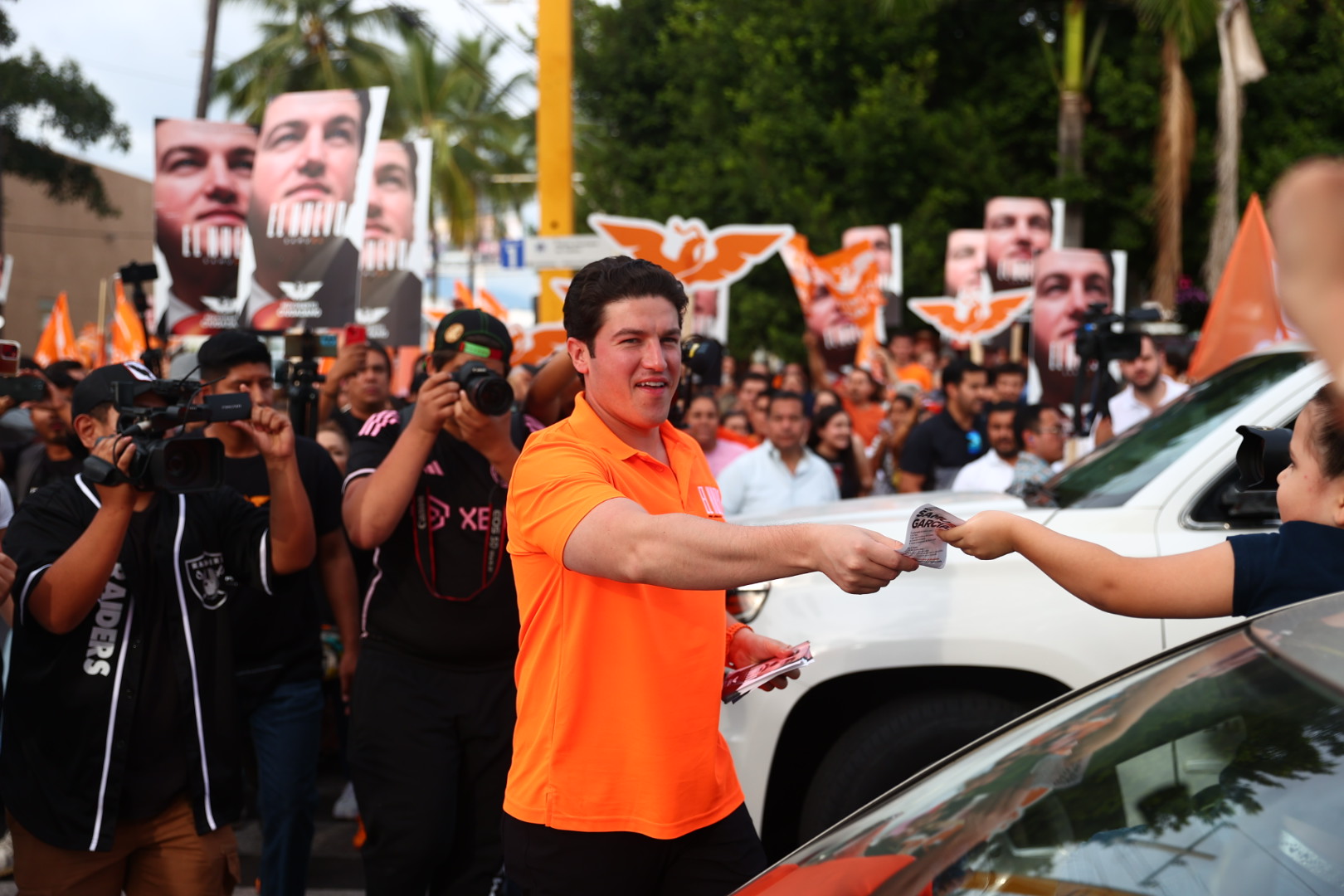 Llega Samuel García a Colima; pinta de naranja avenidas