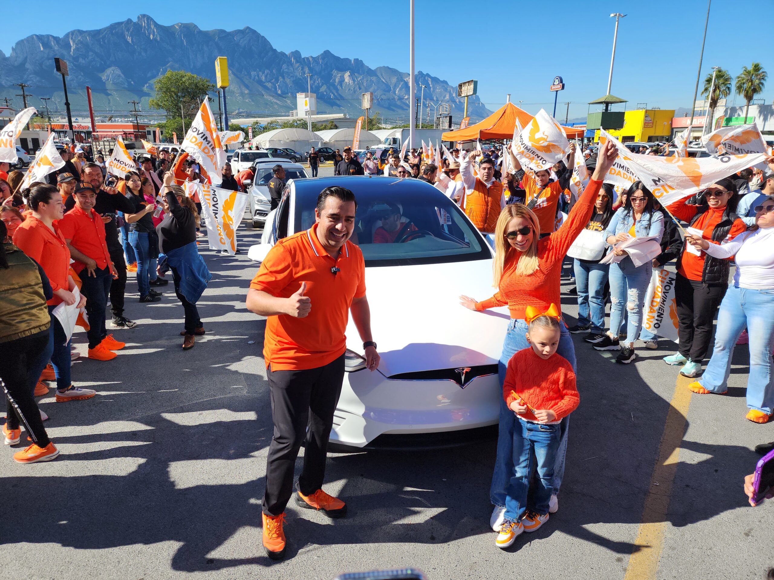 Arranca Jesús Nava precampaña con pegoteo en Plaza Las Palmas