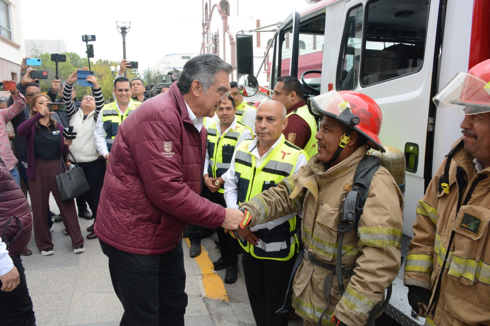 Entrega Américo Villarreal camión de bomberos a la Coordinación Estatal de Protección Civil