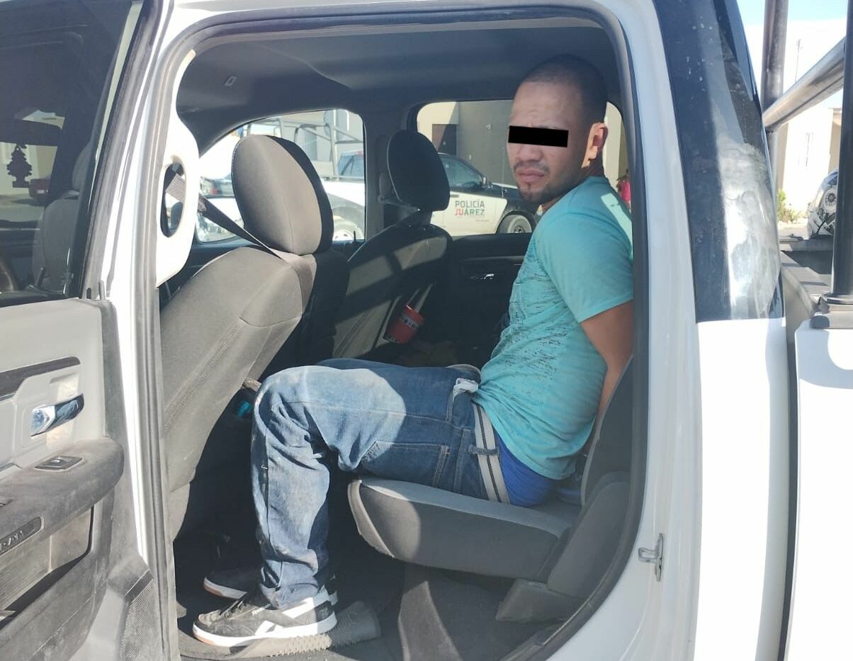 Policía de Juárez detiene a un sujeto por el delito equiparable al robo de vehículo en la Colonia Sierra Nogal