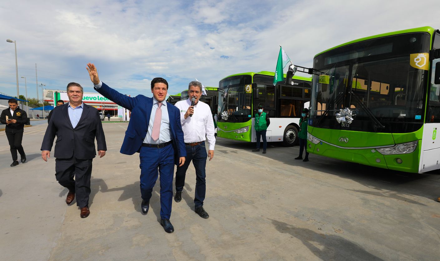 Nuevo León imparable en el transporte urbano, entrega Samuel García 200 nuevas unidades ecológicas