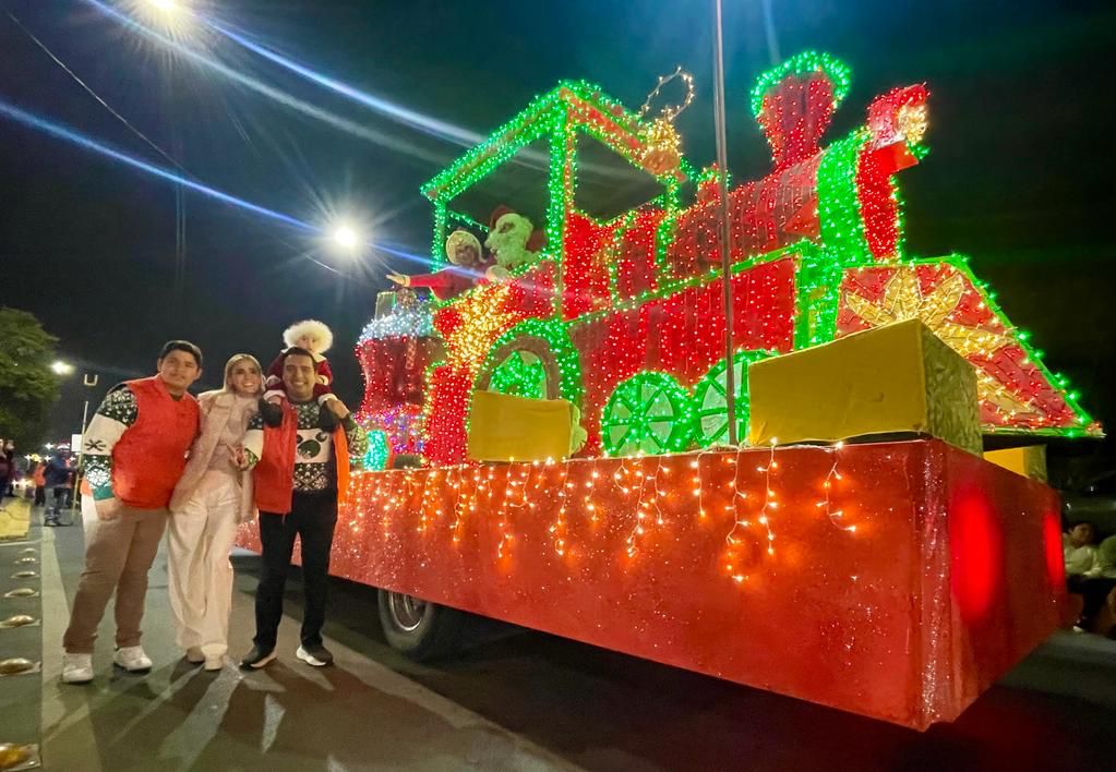 Disfrutan familias santarinenses desfile navideño y encendido del pino