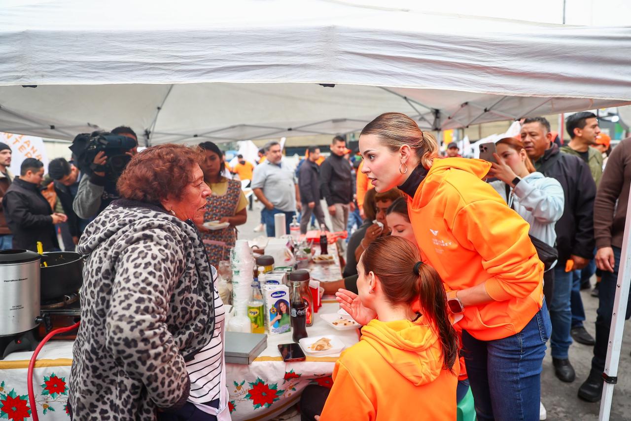 Visita Mariana Rodríguez alameda Mariano Escobedo y Mesón Estrella, escucha inquietudes de los regios