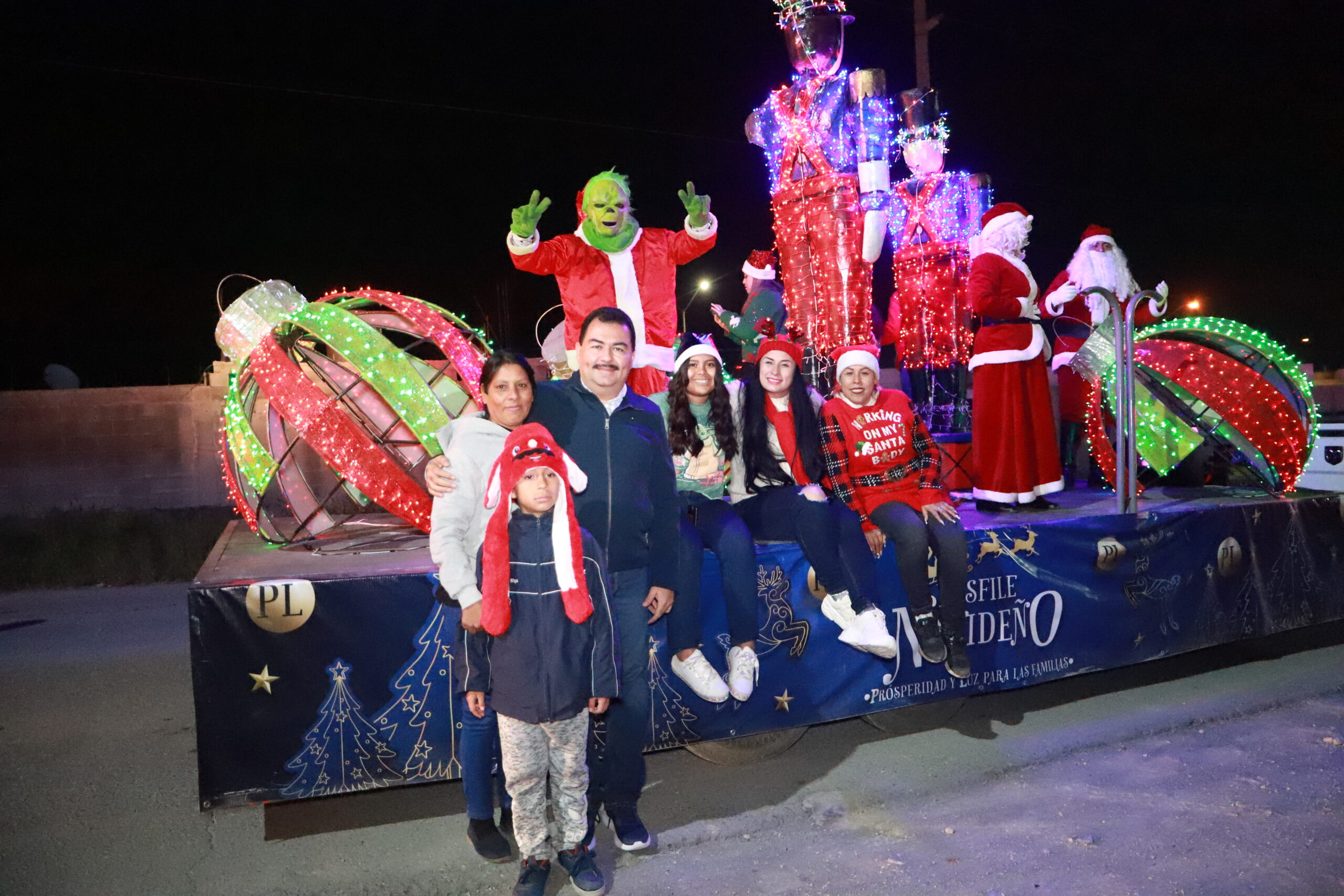 Organizan García y Pesquería desfile navideño