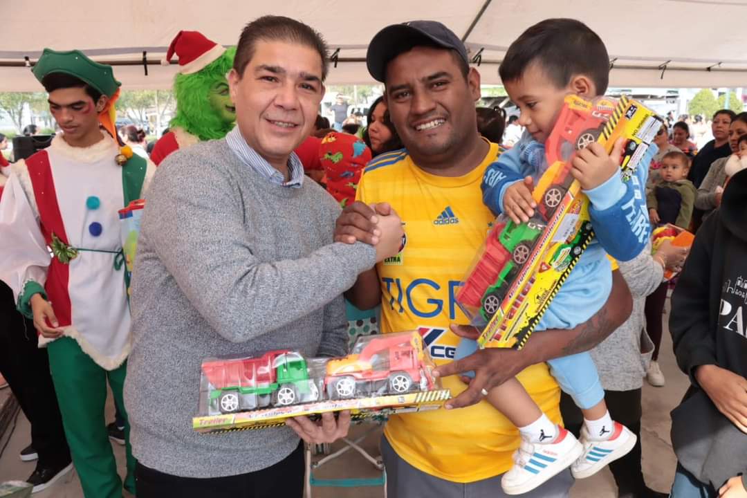 Lleva Paco Treviño alegría a niños juarenses con programa NAVIDAR