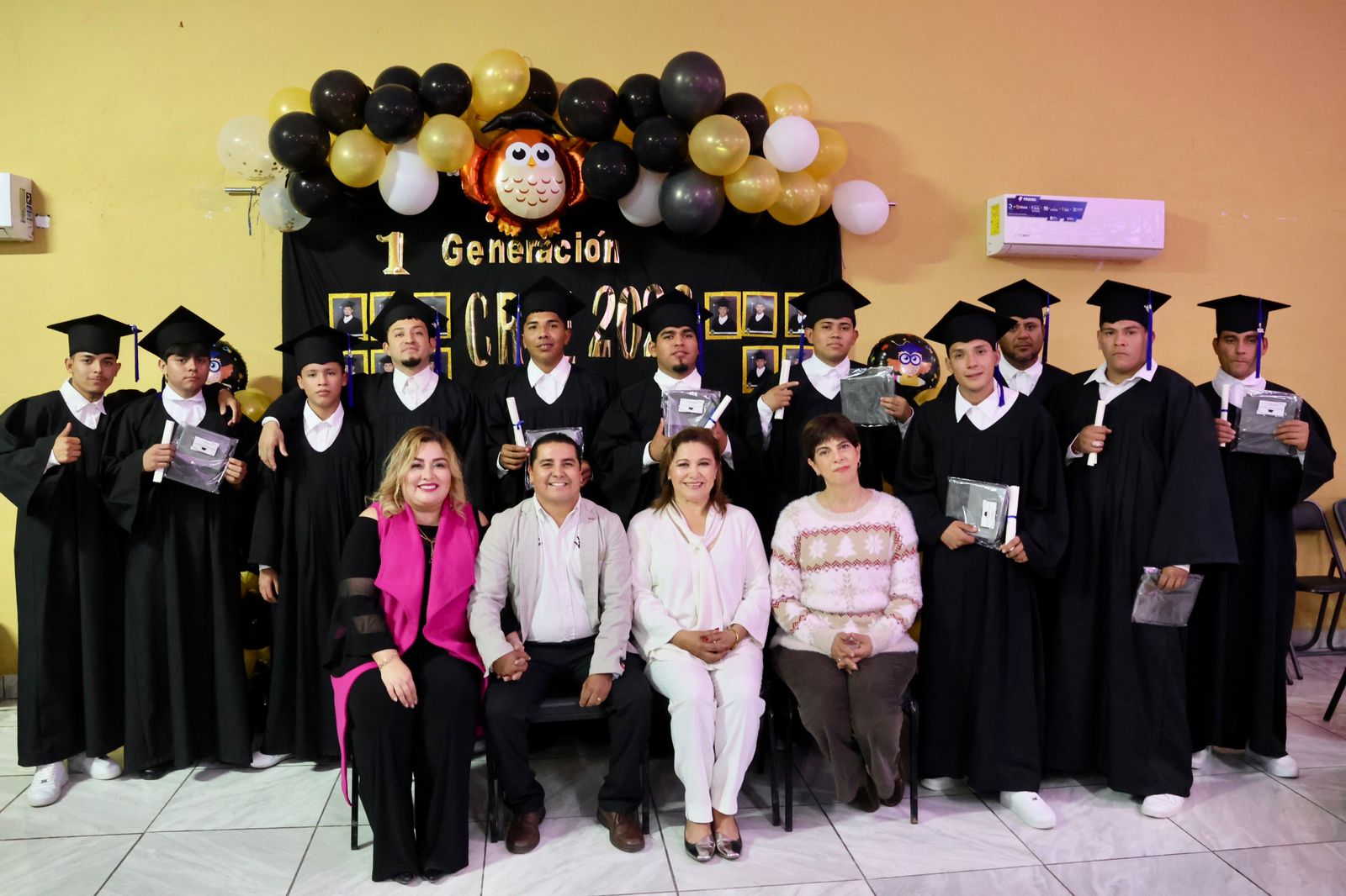 Amadrinó Diana Haro, alcaldesa de Sabinas primera generación del Centro de Rehabilitación Emanuel