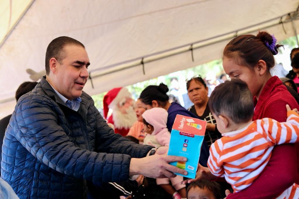 Lleva Heriberto Treviño navidad a niñas y niños de Juárez