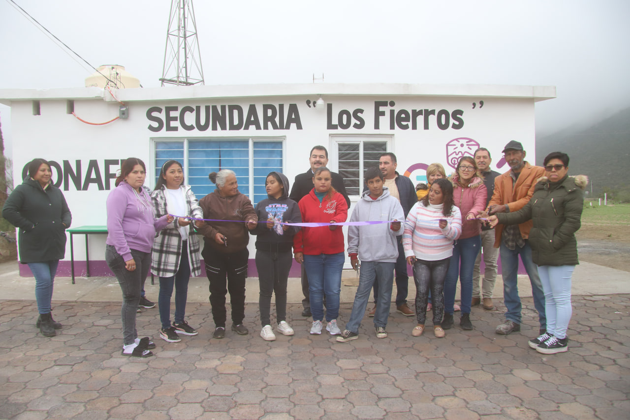 Entrega Carlos Guevara obras en la zona rural de García