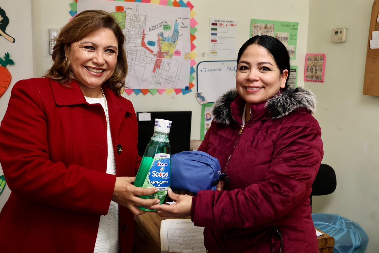 Entrega alcaldesa Diana Haro kits de higiene a personal de enfermería y médicos del centro de salud