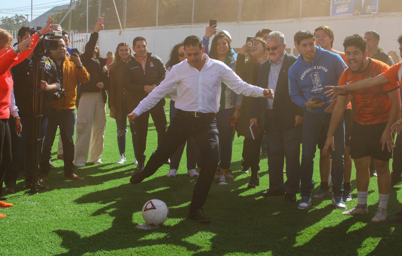 Realiza gira Octavio Pimentel por escuelas de UAdeC en Torreón y Saltillo