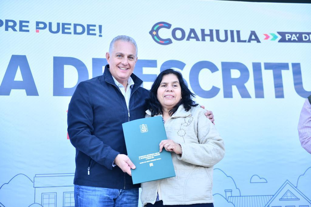 Román Alberto Cepeda González entrega escrituras a familias para darles certeza jurídica de sus hogares