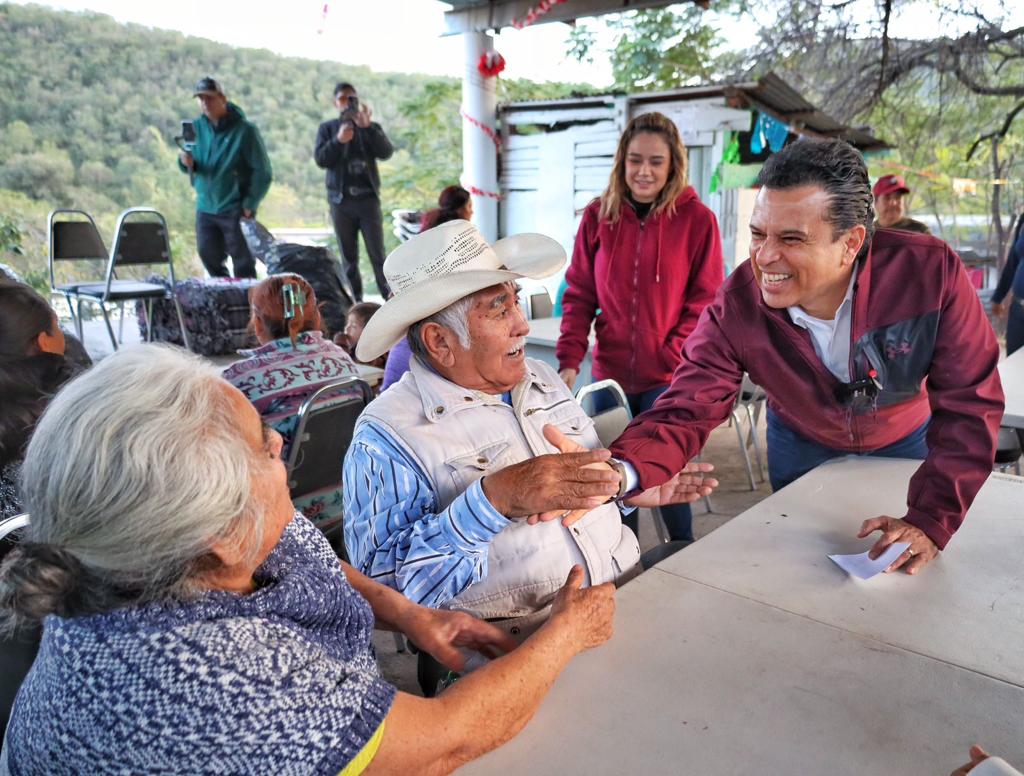 Activan Lalo y Lucy operativo de entrega de cobertores