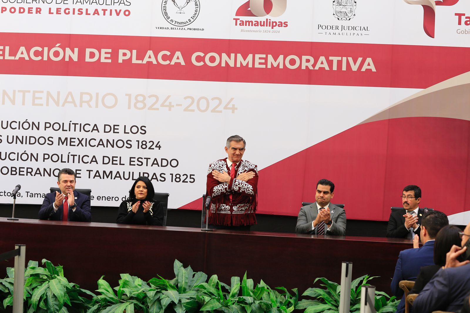 Devela Américo Villarreal placa conmemorativa del Bicentenario del Congreso de Tamaulipas