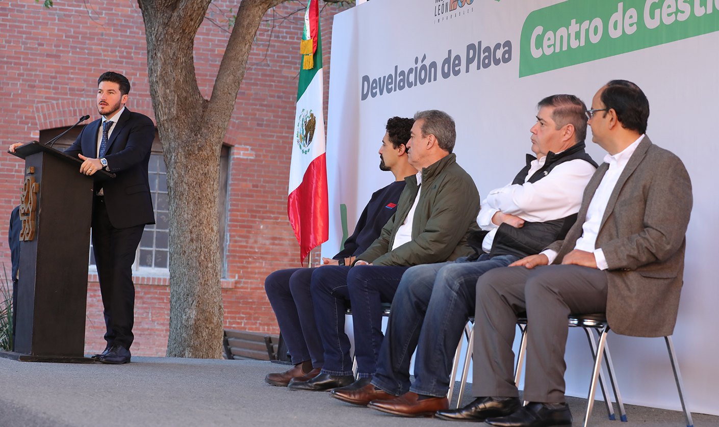 Devela Samuel García placa conmemorativa de los 200 años de Nuevo León en el centro de gestión de movilidad