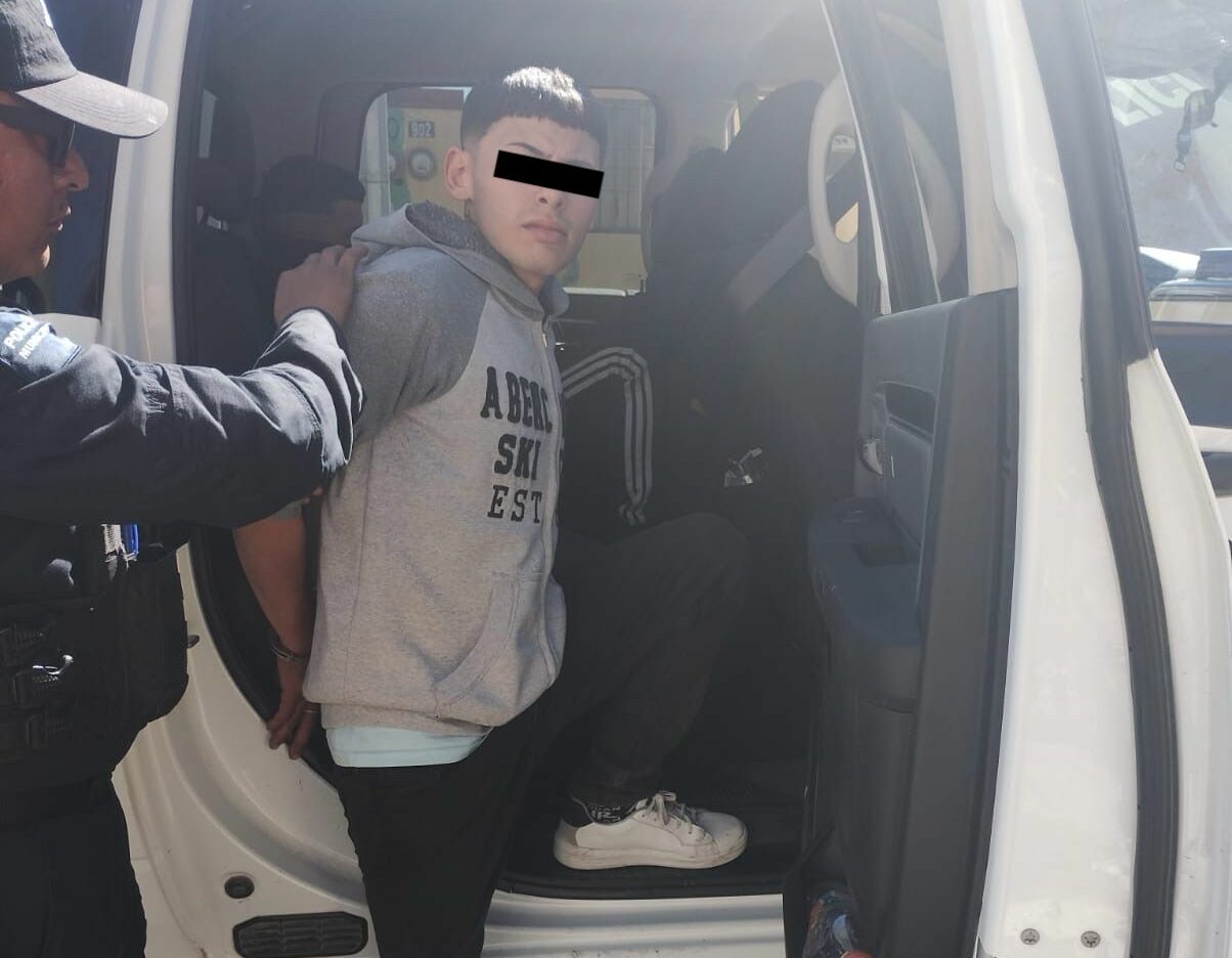Policía de Juárez detiene a dos sujetos por el delito de equiparable al robo de vehículo y delitos contra la salud, en la Colonia Santa Mónica