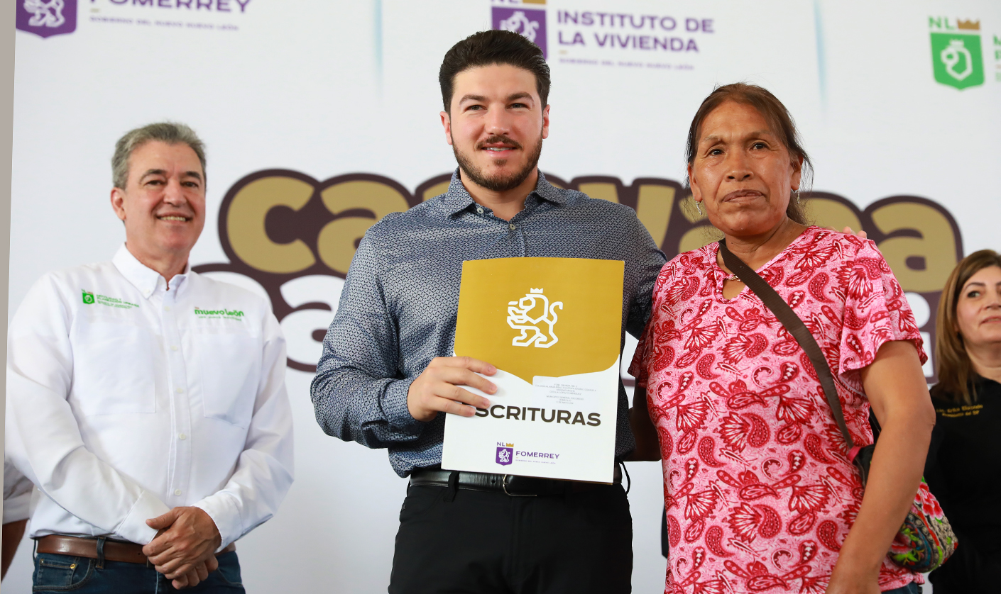 Entrega Samuel García escrituras en “Caravana por tu patrimonio” en El Carmen, Nuevo León